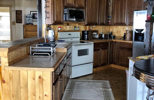 Grand Lake House | "THE ROUNDHOUSE" IN TOWN/360° LAKE & MTN VIEWS/2 DECKS/SLED IN & OUT TO TRAILS