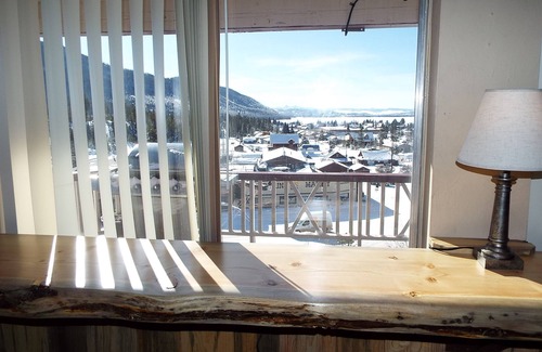 Grand Lake House | "THE ROUNDHOUSE" IN TOWN/360° LAKE & MTN VIEWS/2 DECKS/SLED IN & OUT TO TRAILS