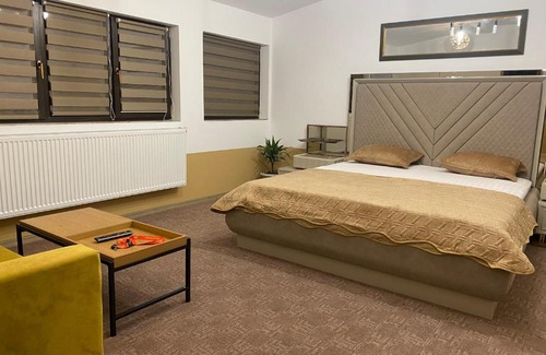 Craiova Apartment | The Royal Fame - Modern Studio with Balcony & Panoramic View