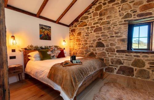Ullapool House | The Ruin - Wood fired hot tub - Lochside - Dog friendly