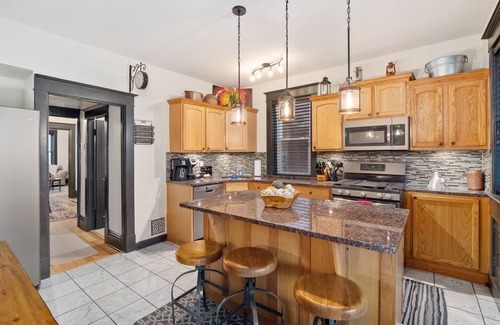 Shaw House | The RUSTIC CITY INN: Centrally located to everything, in beautiful Tower Grove