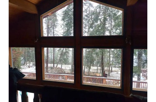 Central Kootenay House | The Rustic Retreat House on Kootenay Lake