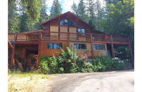 Central Kootenay House | The Rustic Retreat House on Kootenay Lake