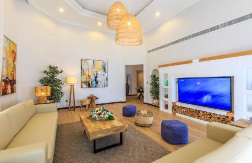 Palm Jumeirah Villa | The S Holiday Homes - Stunning 5 Bedrooms Villa at the Palm Jumeirah with Private Beach and Pool