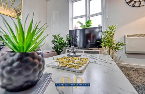 Trafford Apartment | The Sale Symphony Suite by Parydise Properties - Perfect for Business & Leisure - Sleeps 6