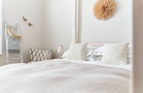 Weymouth House | The Salt House - sleeps 12 + 3 mins to beach