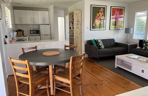 Middleton House | The Salt Shaker Beach House - Pets Welcome. 200m to the beach