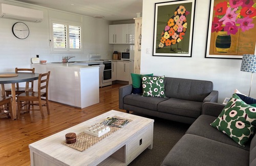 Middleton House | The Salt Shaker Beach House - Pets Welcome. 200m to the beach