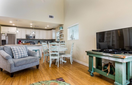 Galveston House | THE SALTY DOG - Beach Views - short walk to the beach; Pet Friendly