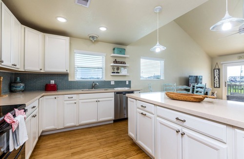Galveston House | THE SALTY DOG - Beach Views - short walk to the beach; Pet Friendly