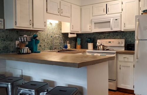 El Centro Beach Condo | The Salty Mermaid-3 Minute walk to Beach/Pool