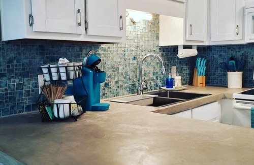 El Centro Beach Condo | The Salty Mermaid-3 Minute walk to Beach/Pool