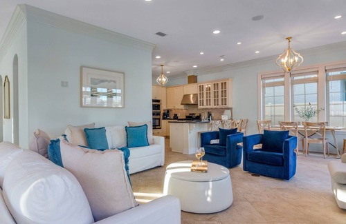 Miramar Beach House | ☀️ The Salty Sun | Private Pool | Dog Friendly* | 2 Min Walk to Beach | Free Parasailing