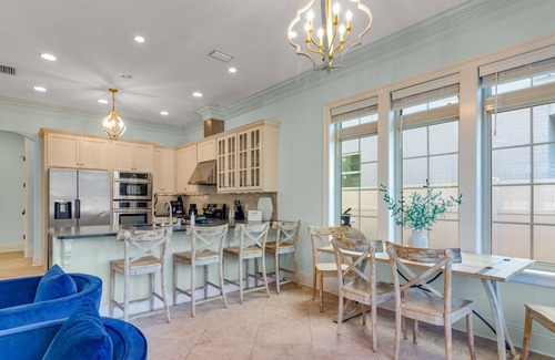 Miramar Beach House | ☀️ The Salty Sun | Private Pool | Dog Friendly* | 2 Min Walk to Beach | Free Parasailing