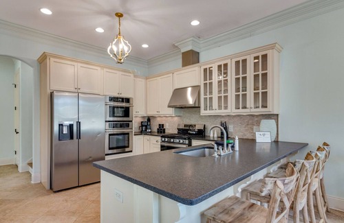 Miramar Beach House | ☀️ The Salty Sun | Private Pool | Dog Friendly* | 2 Min Walk to Beach | Free Parasailing