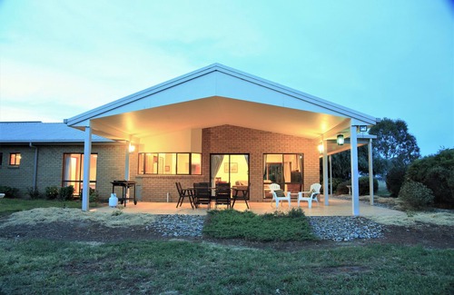 Hopefield House | The Sanctuary - Corowa - Murray River Property