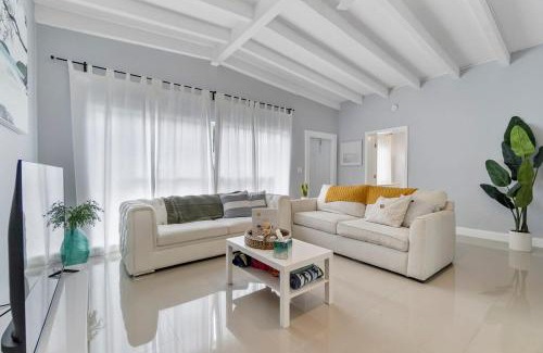 Dolphin Isles Apartment | The Sandbar Walk To Beach Comfy Beds Firepit Pool