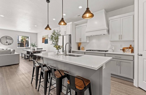 St. George House | The Sandcastle -Private Hot Tub, Desert Color Lagoon, Beaches!