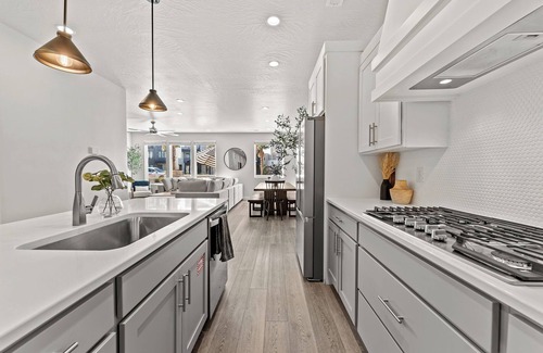St. George House | The Sandcastle -Private Hot Tub, Desert Color Lagoon, Beaches!