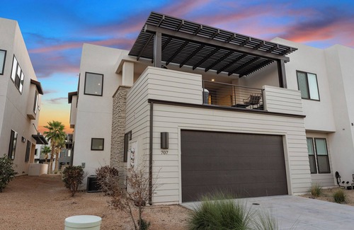 St. George House | The Sandcastle -Private Hot Tub, Desert Color Lagoon, Beaches!