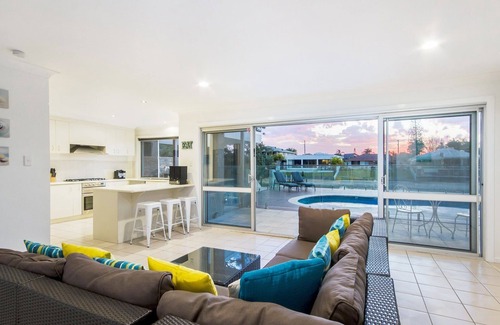 Broadbeach Waters House | The Sands (Heated Pool)