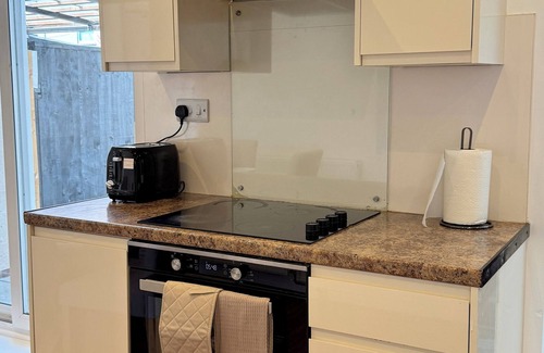 Cribbs Causeway House | The Sandstone Stay l Cosy Central Location 5 mins from Southmead Hospital