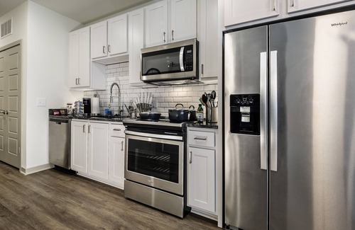 Linthicum Heights Apartment | The Savvy Traveler, Pool - Gym - Fast Internet - BWI - New Listing