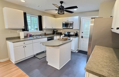Shorewood-Tower Hills-Harbert House | The Sawyer Hideaway - 3BR 2B w/Hot Tub & Fire Pit