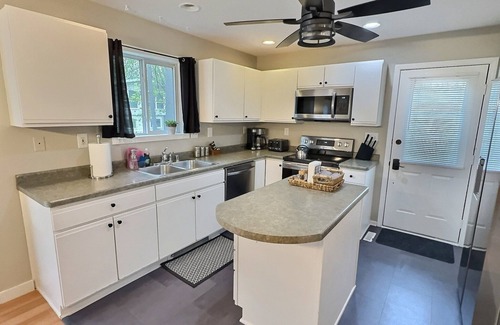 Shorewood-Tower Hills-Harbert House | The Sawyer Hideaway - 3BR 2B w/Hot Tub & Fire Pit