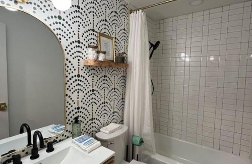 Columbia Apartment | The Scholar Suite with 1 King