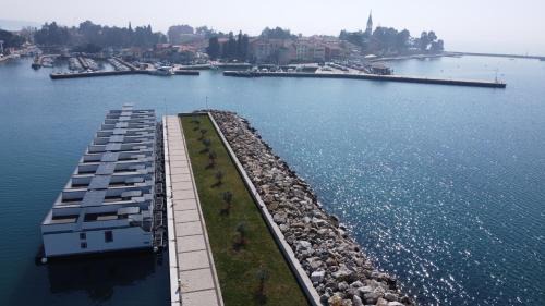 Novigrad Boat Rental | The Sea Lodges Novigrad - Hausboot Floating Sea House