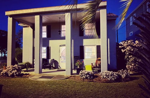 Garden City House | The Sea Witch-Beautiful inlet views just one block from beach!