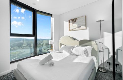 Surfers Paradise Apartment | The Seabreeze - Beachfront 67F Sunset 2 Bedroom Skyhome with Netflix & Pool