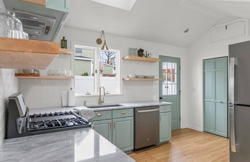 Onset House | The Seafoam House: Steps to beach and village!