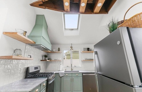 Onset House | The Seafoam House: Steps to beach and village!