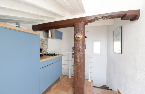 Antibes City Centre House | The seahorse. Whole house in old Antibes sea view - air conditioning/Wi-fi