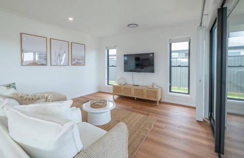 Dubbo House | The Seaspray - Coastal Themed Retreat, BBQ