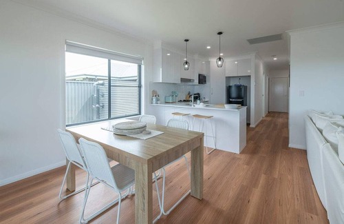 Dubbo House | The Seaspray - Coastal Themed Retreat, BBQ