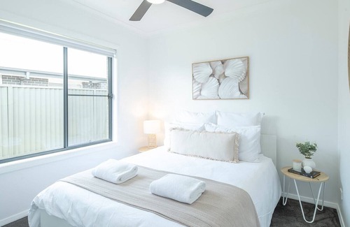 Dubbo House | The Seaspray - Coastal Themed Retreat, BBQ