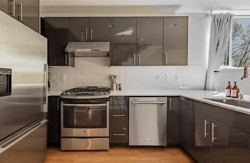 Genesee Apartment | The Seaview Vista| Stylish 2BD w/Rooftop Views