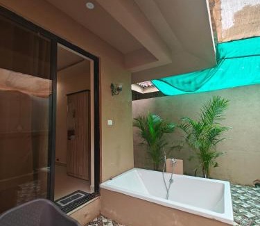 Benaulim House | The Sharva 3 by Shiva stays with Open Air Bathtub, Close to Varca beach