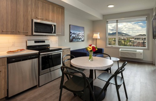 South Pandosy Apartment | The Shore Kelowna