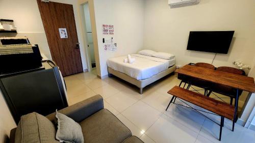 Downtown Kota Kinabalu Apartment | THE SHORE KK CITY VIEW S15 By BC 亚比城市景观