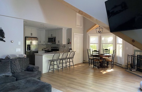 West Dover Condo | The Shred Chalet, Walk to Lifts and Ski-in!