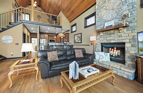 Gumlog House | The Skyline Way Lake House w/Hot Tub & Dock!