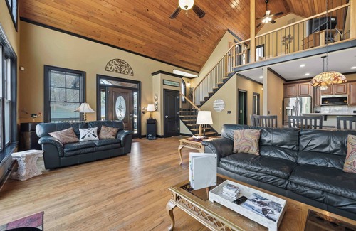 Gumlog House | The Skyline Way Lake House w/Hot Tub & Dock!