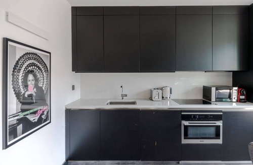 Soho Apartment | The Slaycation Crib: Stylish London Retreat By