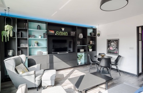 Soho Apartment | The Slaycation Crib: Stylish London Retreat By