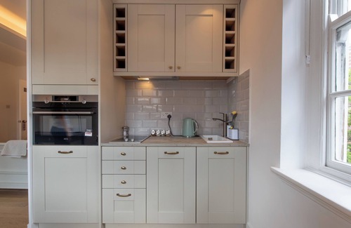 Churchill Apartment | The Sloane Suite with Private Terrace in Victoria