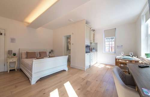 Churchill Apartment | The Sloane Suite with Private Terrace in Victoria